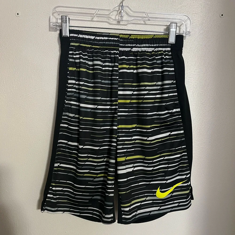 NIKE Classic Dri Fit Casual Athletic Athleisure Shorts Black White Yellow Boys L